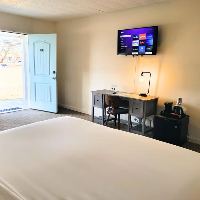غرفة بسرير كينج بإطلالة على المسبح، The Circle Hotel Fairfield 9/10