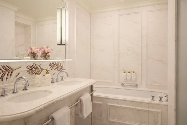 Deluxe, Suite, King Bed, Montaigne View, Balcony، Hotel Plaza Athenee 3/3