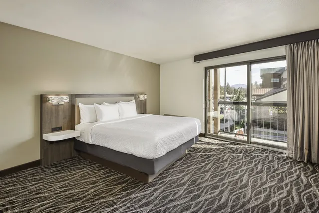 غرفة قياسية بسرير كينج، Cedar Street Hotel and Suites 2/3