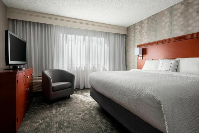 جناح بسرير كينج مع أريكة لذوي الإعاقة، Courtyard by Marriott San Francisco Airport 2/6