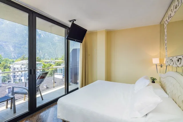 غرفة قياسية بسرير كوين بإطلالة على البحيرة بشرفة، Hotel Garda 2/6