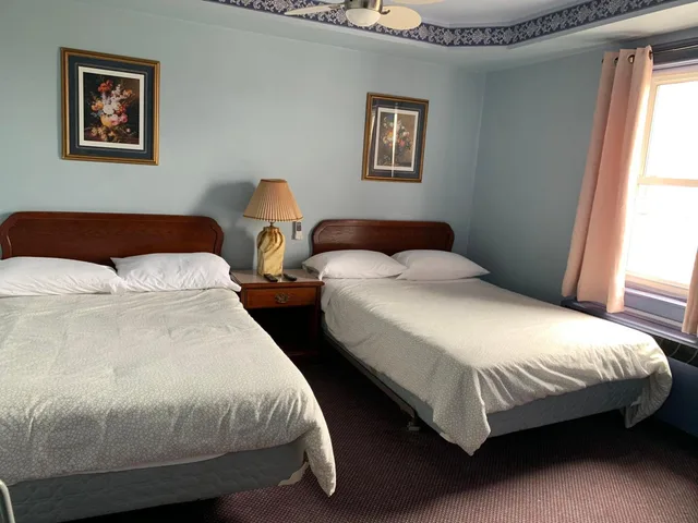 غرفة بسرير كينج وسريرين كوين، Lakeview Hotel 2/10