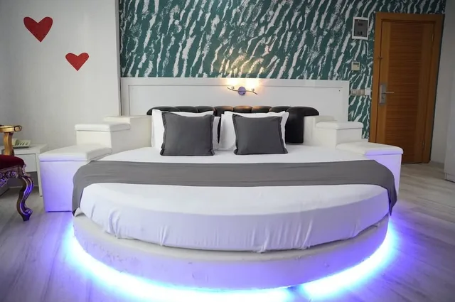 جناح شهر العسل بسرير كوين، Hotel Golden King 3/8