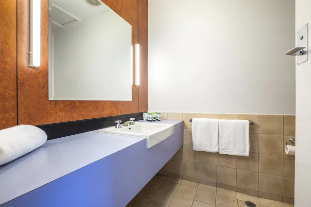 غرفة قياسية بسرير كوين وسرير فردي مع سرير إضافي، Burvale Hotel 3/3