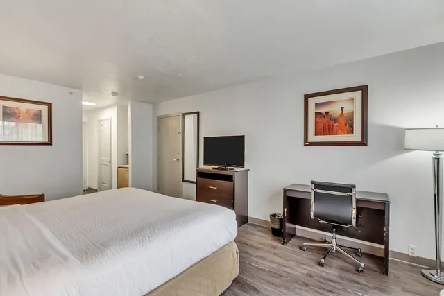 غرفة قياسية بسرير كينج، Clarion Inn Salt Lake City Airport 8/10