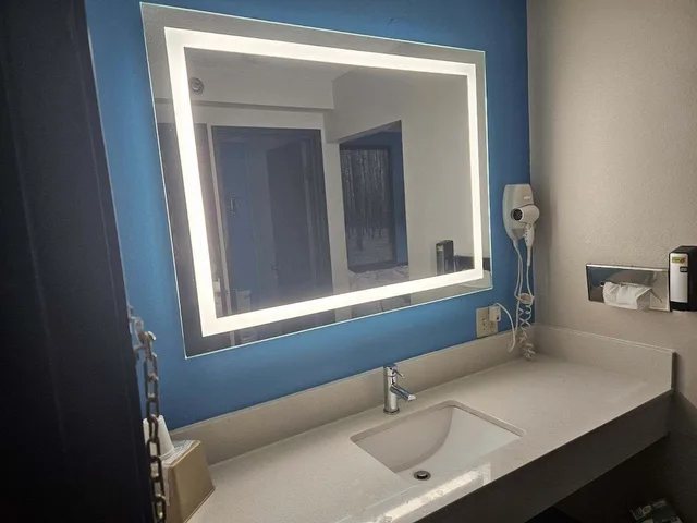 غرفة بسرير كينج، Super 8 By Wyndham Lincoln West 7/10
