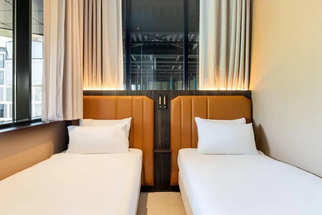 غرفة عائلية بسريرين منفصلين وسرير كينج، Corendon Amsterdam Schiphol Airport, a Tribute Portfolio Hotel 3/7