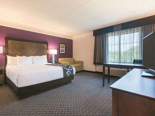 غرفة ديلوكس بسرير كينج، La Quinta Inn & Suites by Wyndham Atlanta Alpharetta 7/10