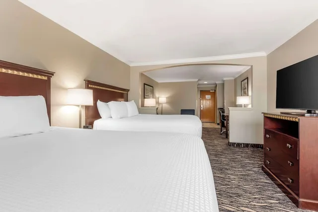 غرفة قياسية كبيرة بسريرين كوين مع أريكة، Best Western Plus Lake Worth Inn & Suites 1/5