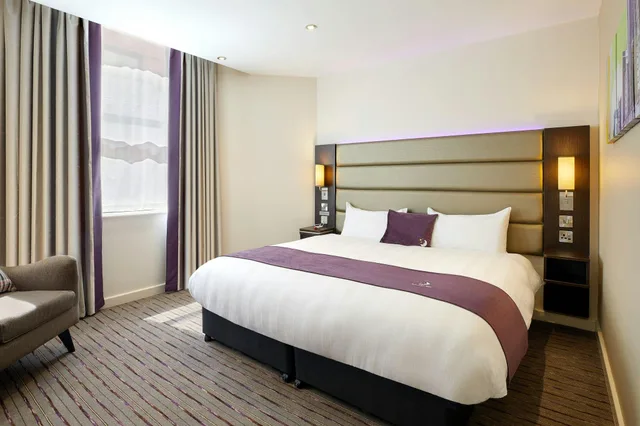 Room, Double Bed, Premier Inn Wolverhampton City Centre 1/3