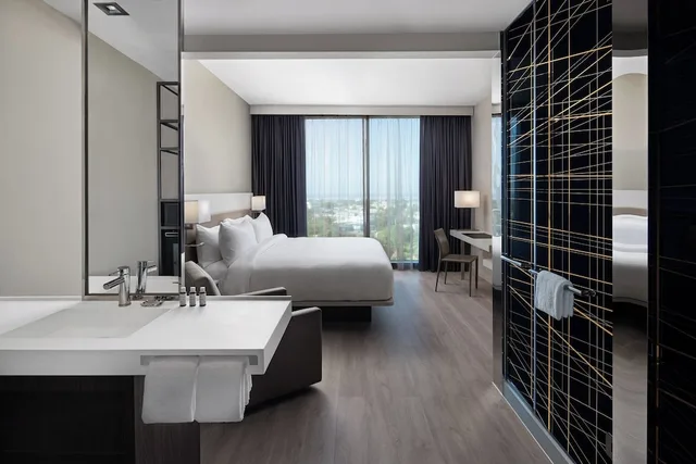غرفة بسرير كينج بشرفة مع أريكة، AC Hotel Kingston, Jamaica 3/3
