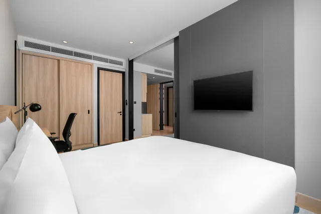 جناح بسرير كينج بشرفة بغرفة نوم واحدة، Holiday Inn Suites Siracha Laemchabang 1/4