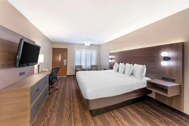 غرفة بسرير كينج في طابق مرتفع، Best Western Plus Stovall's Inn 2/7
