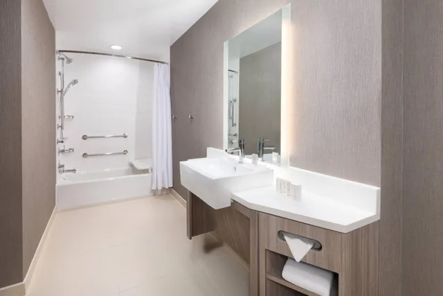 جناح بسرير كينج مع سرير سحّاب إضافي مع أريكة بحوض استحمام لذوي الإعاقة، SpringHill Suites by Marriott Tifton 6/9