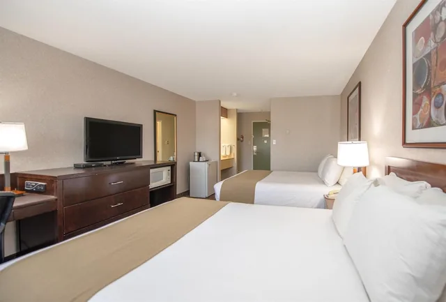 غرفة بسريرين كوين، Coast Fort St John Hotel 5/9
