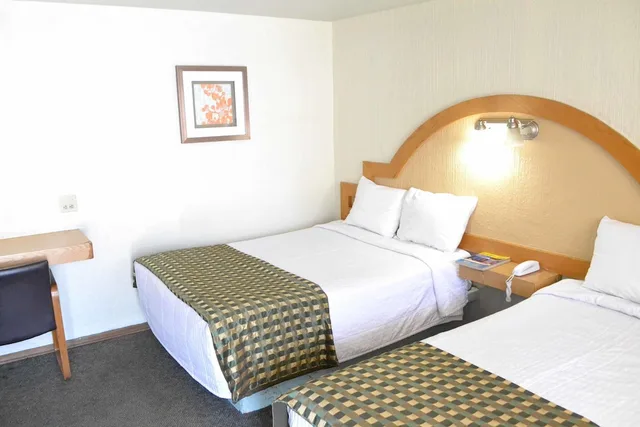 غرفة قياسية بسرير مزدوج وسرير فردي، Hotel Flamingo Juarez 5/9