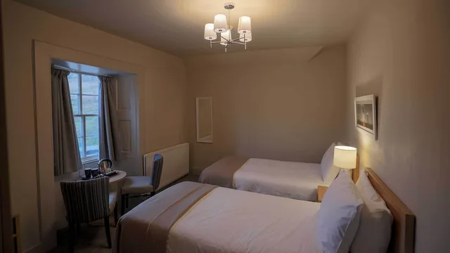 غرفة كلاسيكية بسريرين منفصلين بإطلالة على البحيرة، Tarbet Hotel 1/3