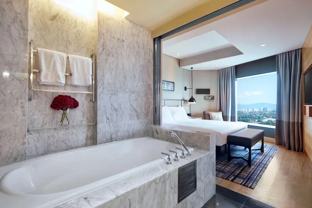 Room, King Bed, Lake View, Hilton Kuala Lumpur 3/4