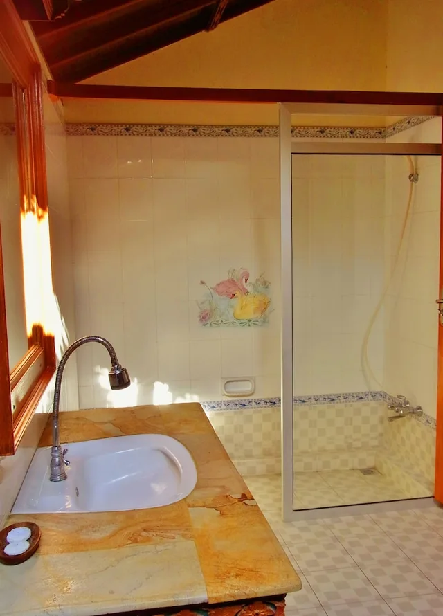 بنغل بسرير كينج بإطلالة على الحديقة، Geringsing Bungalows 7/7