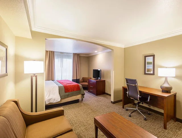 جناح بسرير كينج مع أريكة في الطابق العلوي، Comfort Inn Arcata Humboldt Area 7/8