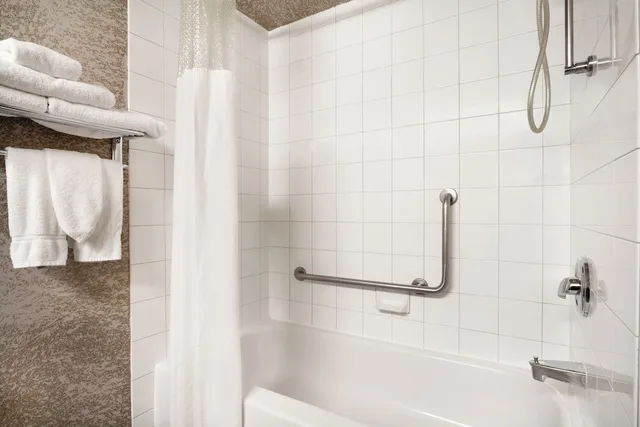 جناح بسرير كوين لذوي الإعاقة، Days Inn Calgary Airport 3/3