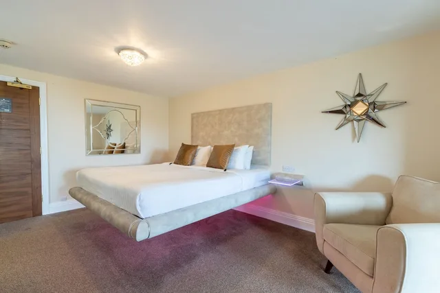 Suite, King Bed, Adult Only, Hot Tub, Lakes Hotel and Spa (ex The Burnside Hotel and Spa) 1/2