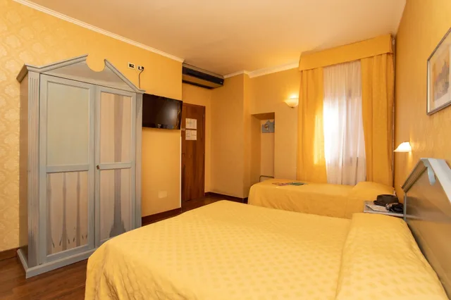 غرفة رباعية بسرير مزدوج وسريرين منفصلين بإطلالة على القناة، Tintoretto Hotel 2/5