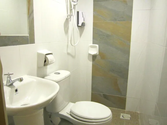 غرفة عائلية بسريرين كوين بشرفة، Sun Inns Rest House Kuantan 7/8
