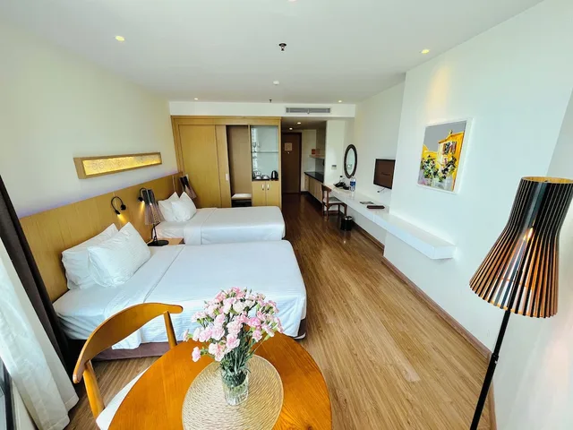 استوديو ديلوكس بسريرين منفصلين بغرفة نوم واحدة بإطلالة جزئية على البحر، Starcity Bayfront Nha Trang Hotel 3/7