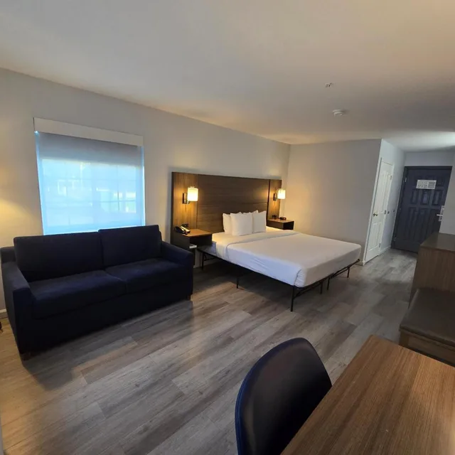 غرفة بسرير كينج مع أريكة، Quality Inn & Suites Tulare CA 5/9