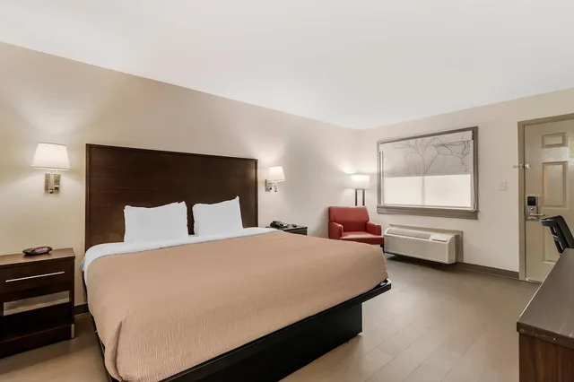غرفة بسرير كينج، Quality Inn & Suites Near Six Flags and Medical Center 4/10
