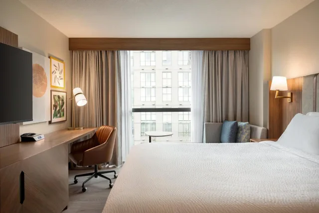 غرفة قياسية بسرير كينج وسرير كوين، HOLIDAY INN HOTEL AND SUITES VANCOUVER DOWNTOWN 3/4