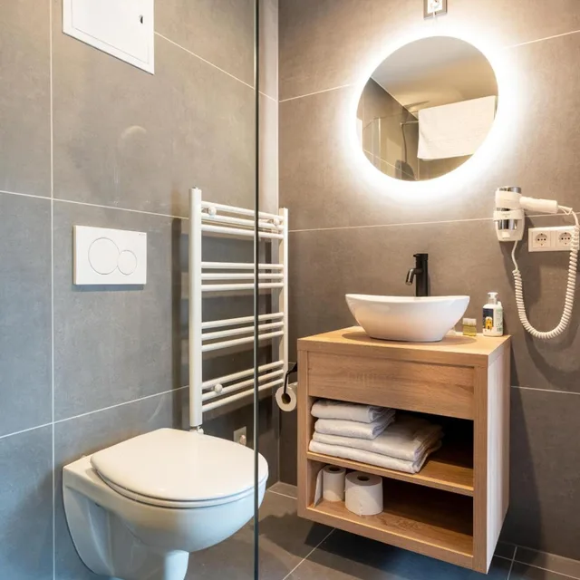استوديو، B&S Hotel 7/8