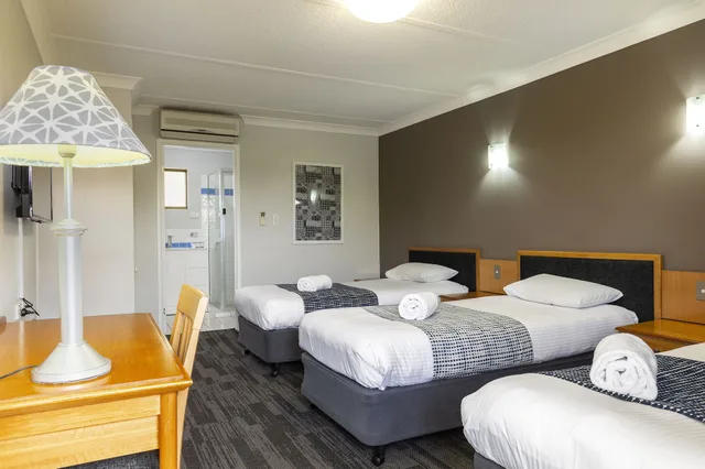 غرفة ديلوكس عائلية بسرير كوين وسريرين فرديين، IPSWICH COUNTRY MOTEL 2/4