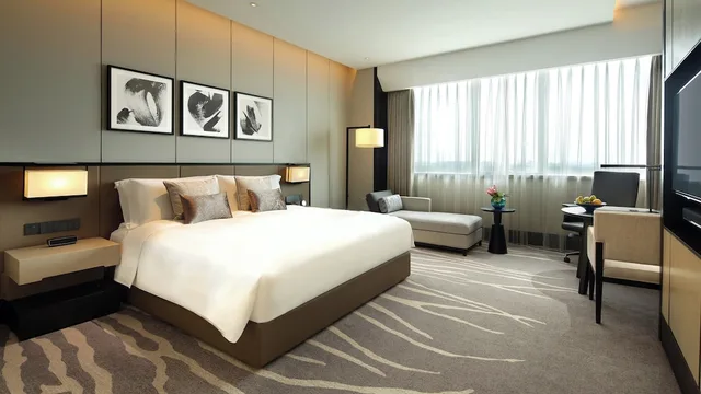 غرفة كلاسيكية بسرير كينج مع دخول صالة النادي، InterContinental Shanghai Hongqiao NECC, an IHG Hotel 2/10
