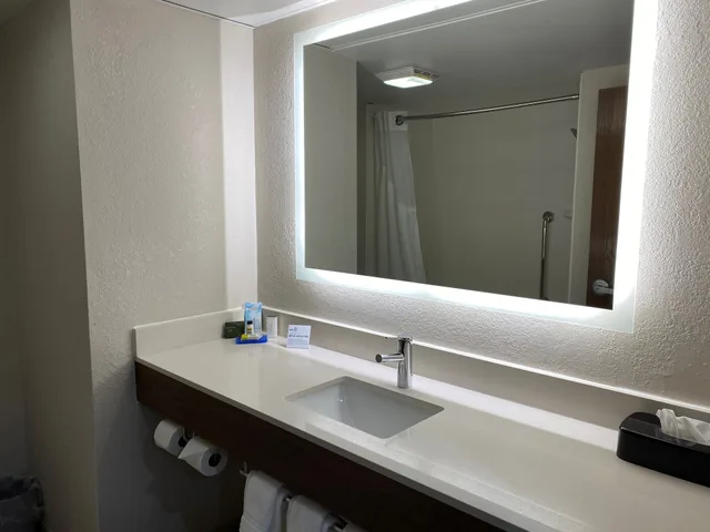 جناح بسريرين كوين بمنطقة جلوس، Holiday Inn Express & Suites Dayton-Huber Heights, an IHG Hotel 2/2