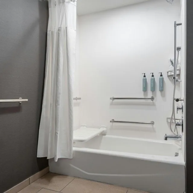 غرفة بسرير كينج مع أريكة بحوض استحمام لذوي الإعاقة، Courtyard by Marriott Cleveland TN 7/8
