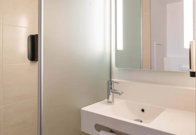 غرفة ثلاثية بسرير مزدوج وسرير فردي، B&B Hotel Lyon Eurexpo Chassieu 4/4