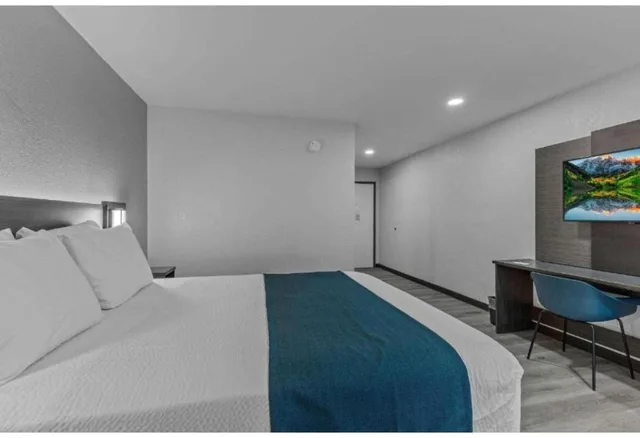 جناح بسرير كوين لغير المدخنين مع أريكة سرير، Motel6 Brighton, CO - Denver Northeast 5/7