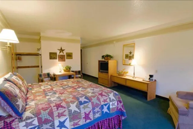 غرفة قياسية بسرير كينج لذوي الإعاقة، Covered Wagon Motel (ex Rodeway Inn Lusk) 3/5