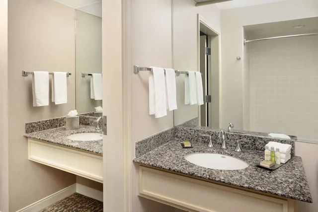 room, 2 queen beds, courtyard view, Doubletree By Hilton Sonoma Wine Country 8/10