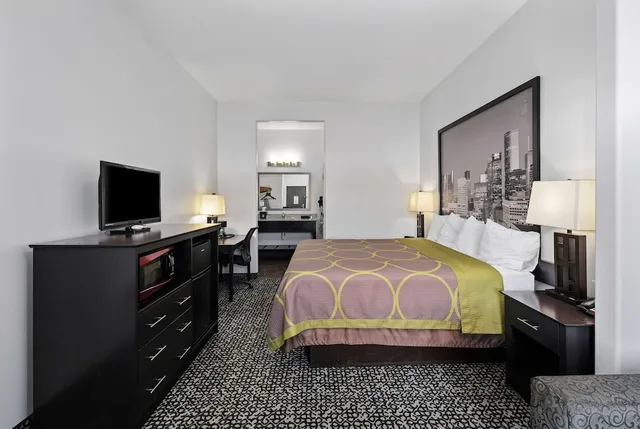 غرفة بسرير كينج، Super 8 by Wyndham Carthage TX 1/3