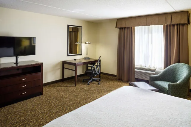 غرفة بسرير كينج بحوض استحمام لذوي الإعاقة، Hampton Inn Hanes Mall Winston-Salem 2/3