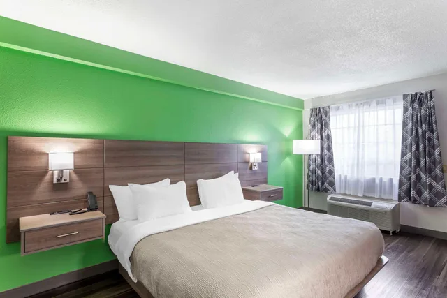 غرفة بسرير كينج لذوي الإعاقة، Quality Inn Ripley, WV 1/4