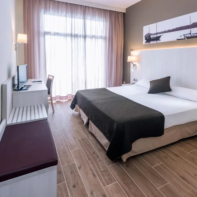 غرفة بسريرين منفصلين بشرفة، GHT Costa Brava & Spa 7/10