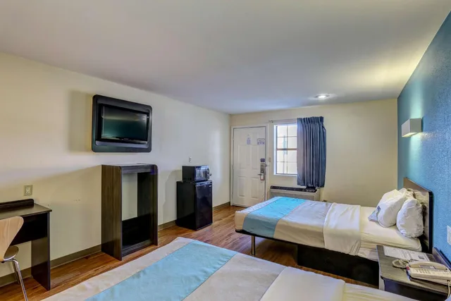 غرفة بسريرين كوين للمدخنين، Motel6 Dickson, TN 9/10