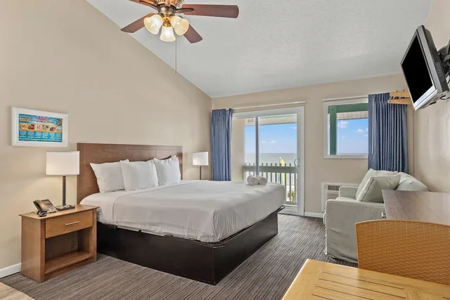 Studio, King Bed, Beach Front, Kitchen، Sandpiper Beacon Beach Resort 2/4