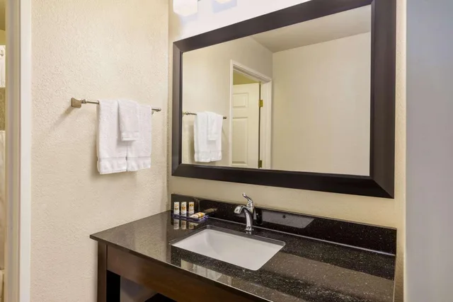 غرفة بسرير كوين مع أريكة، La Quinta Inn & Suites by Wyndham Spokane Valley 1/4