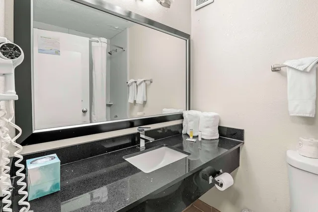 غرفة بسريرين مزدوجين، Red Lion Hotel Charlotte Airport 3/3