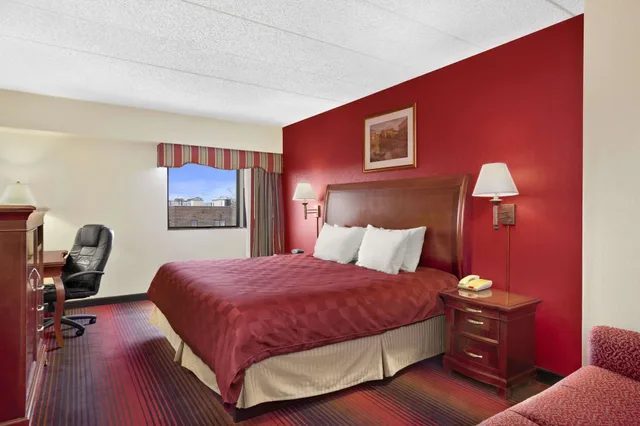 غرفة بسرير كينج لذوي الإعاقة، Ramada by Wyndham East Orange 1/2